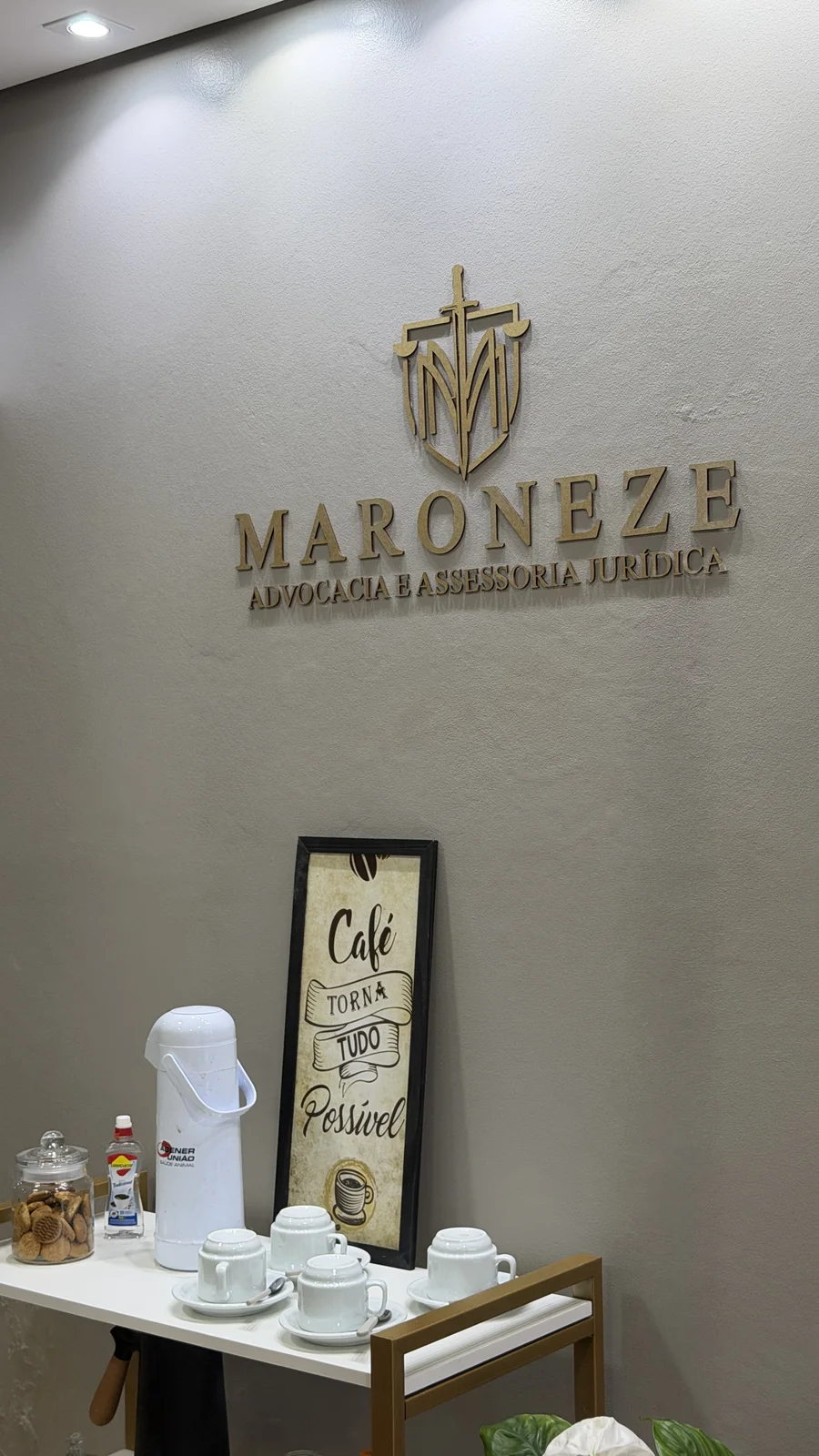 Recepção com a identidade visual da Maroneze Advocacia e espaço de café