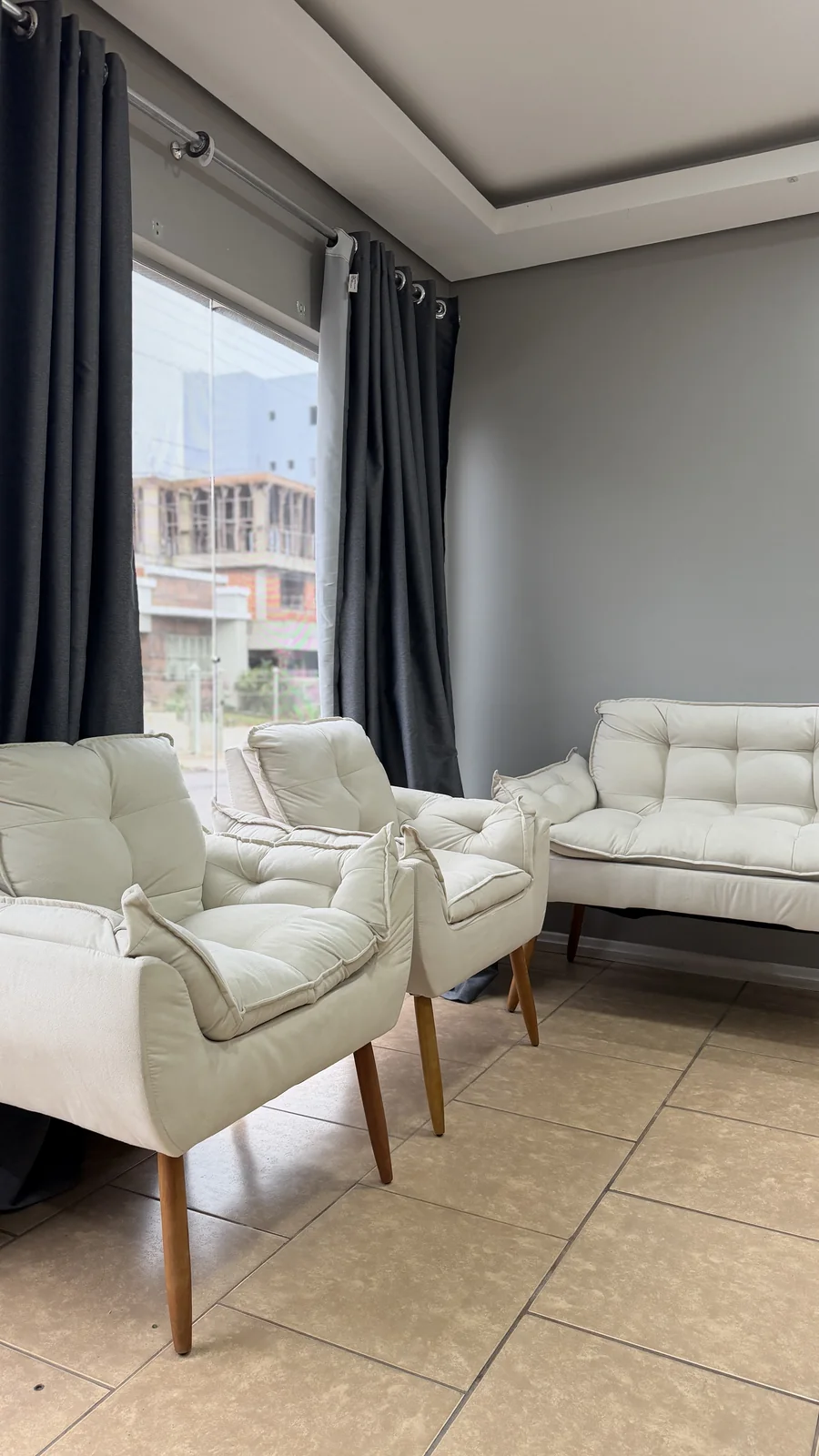 Recepção com poltronas, janelas e ambiente de acolhimento do escritório